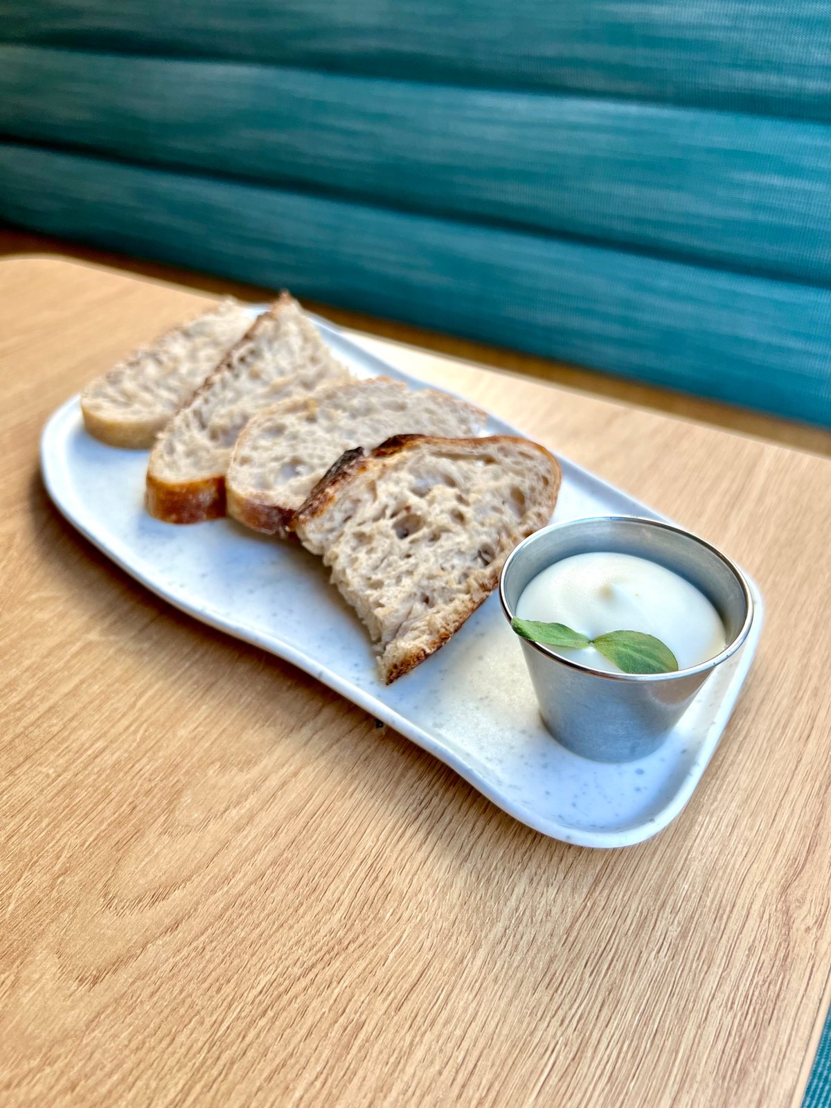 Surdeigsbrød and aioli