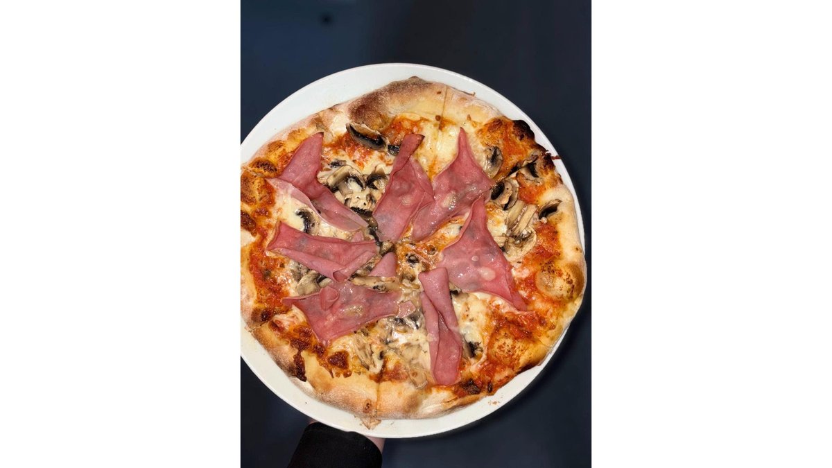 Pizza con prosciutto e funghi