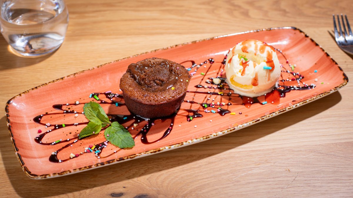 Lava cake cu înghețată de vanilie