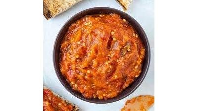 Salată de vinete proaspete coapte pe grătar