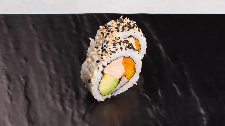 Pečen losos sushi (10 kos)