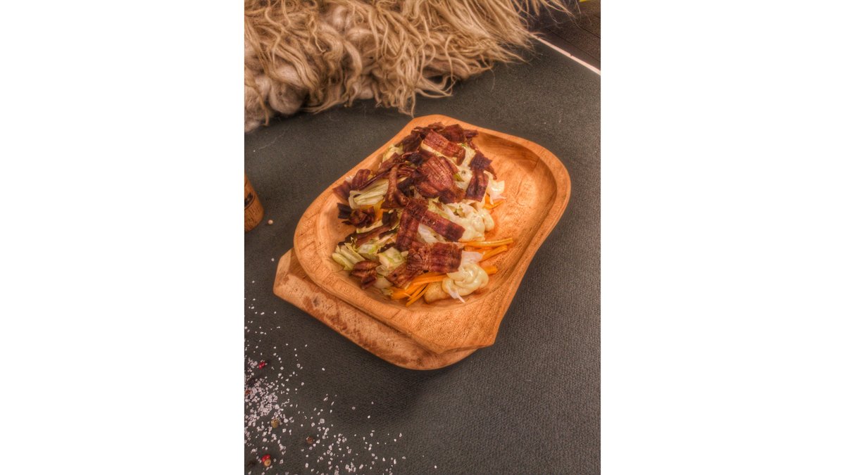 Cartofi wedges încoronați cu bacon, aprox. 300 gr.