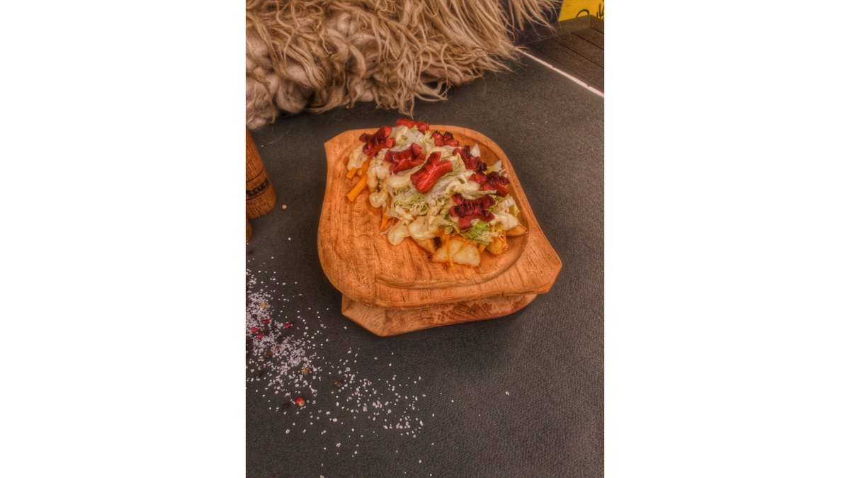 Cartofi wedges încoronați cu cârnaciori picanți spintecați in 4. Aprox. 300gr.