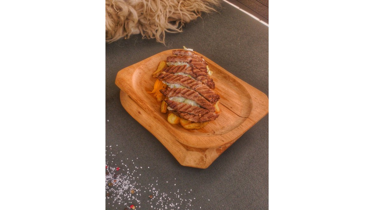 Cartofi wedges încoronați cu ceafă sous vide, aprox 300 gr.