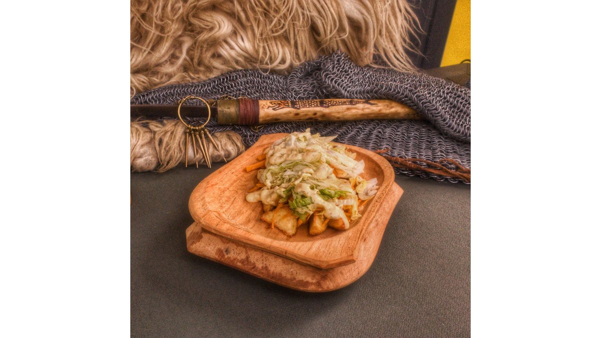 Cartofi wedges încoronați cu cheddar (200g aprox)