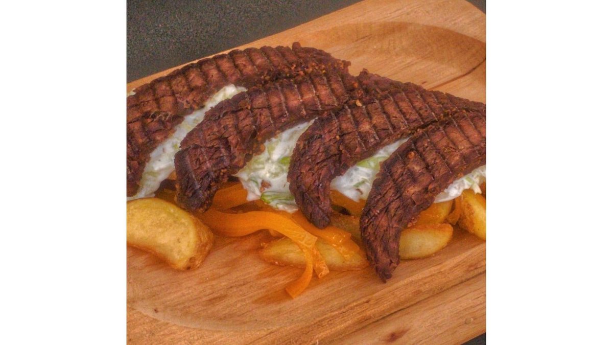 Cartofi wedges încoronați cu vită sous vide, aprox. 300 gr.