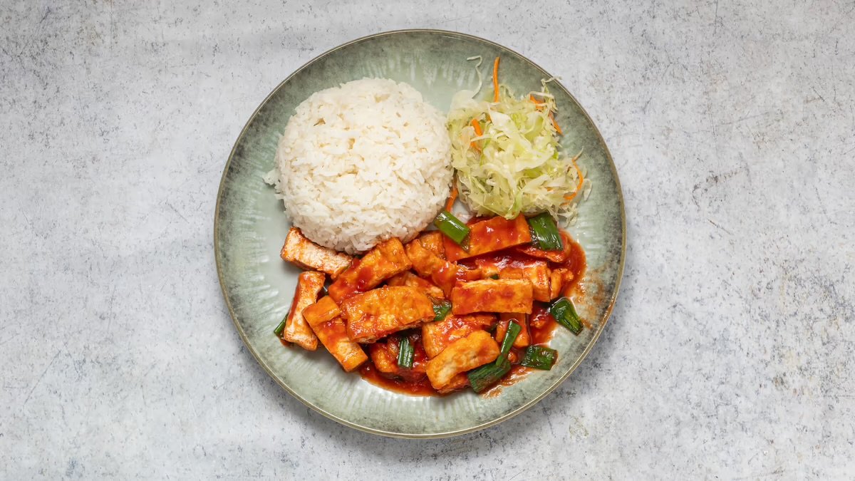 34. Paradicsomos tofu jázminrizzsel, káposztasalátával
