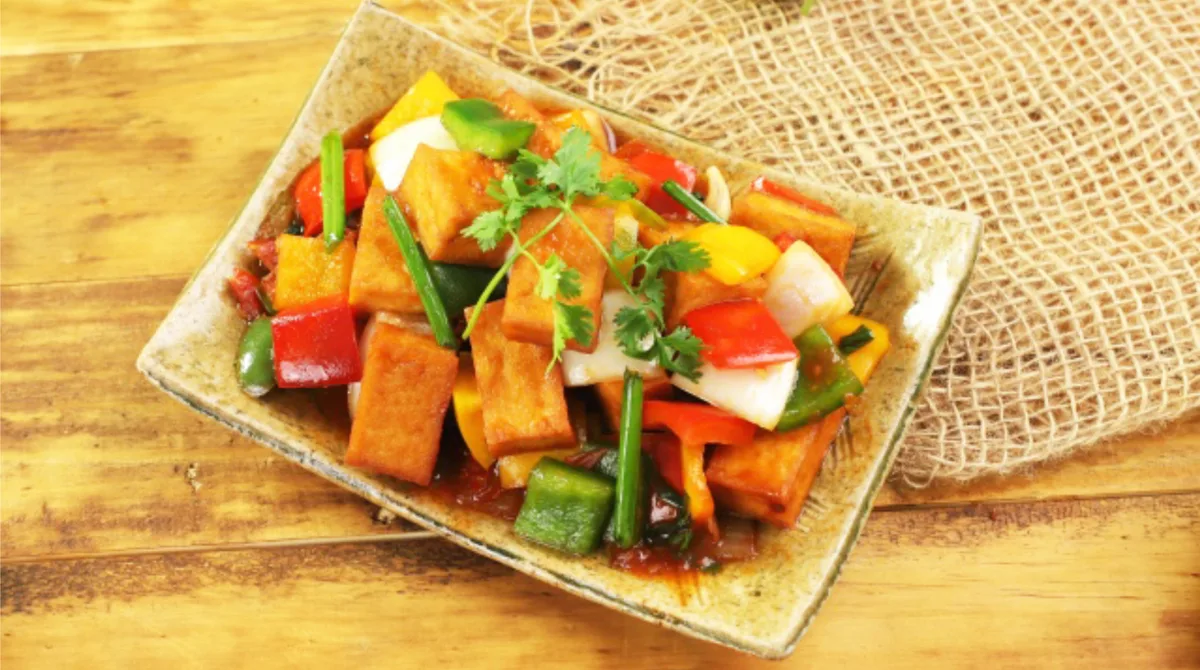 Hagymás tofu jázminrizzsel, káposztasalátával/ DAU PHU HANH