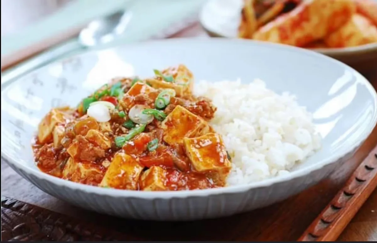 Paradicsomos tofu jázminrizzsel, káposztasalátával/ DAU PHU CA CHUA