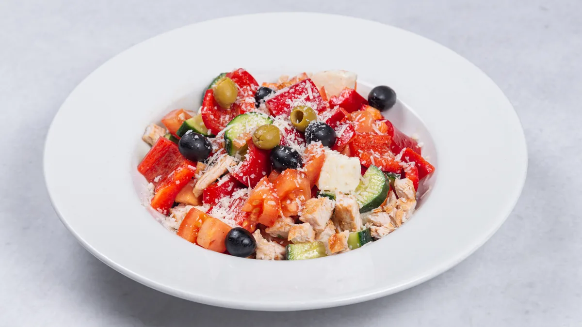 Mediteranska salata sa ćuretinom