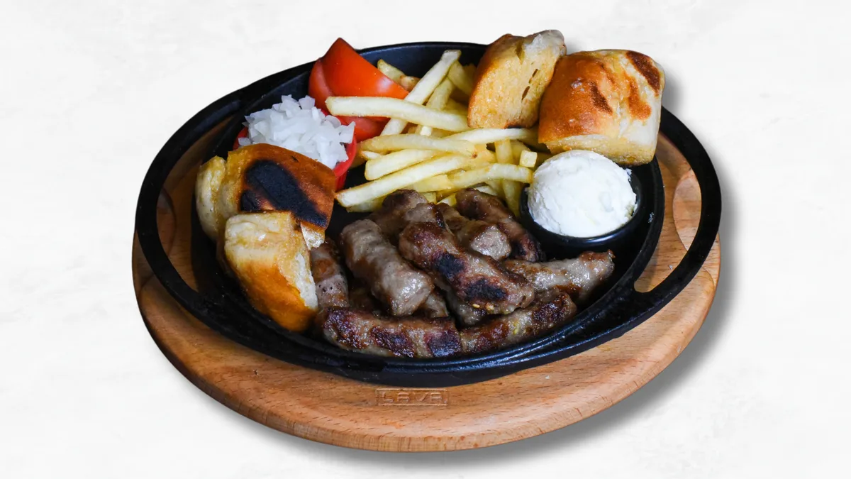 Pazarski ćevapi sa kajmakom i pomfritom