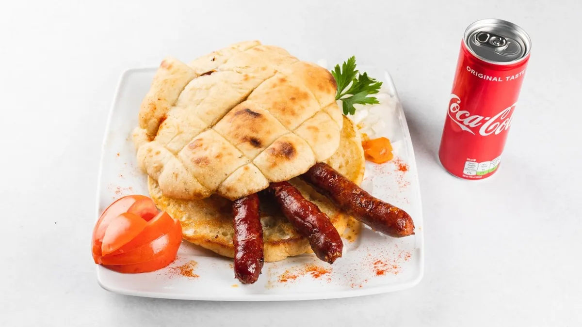 Goveje sudžukice v lepinji (220 g) in pijača