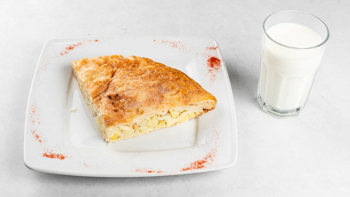 Krompirjeva pita s porom in jogurtom