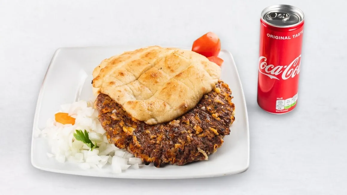 Špikana pleskavica v lepinji in pijača