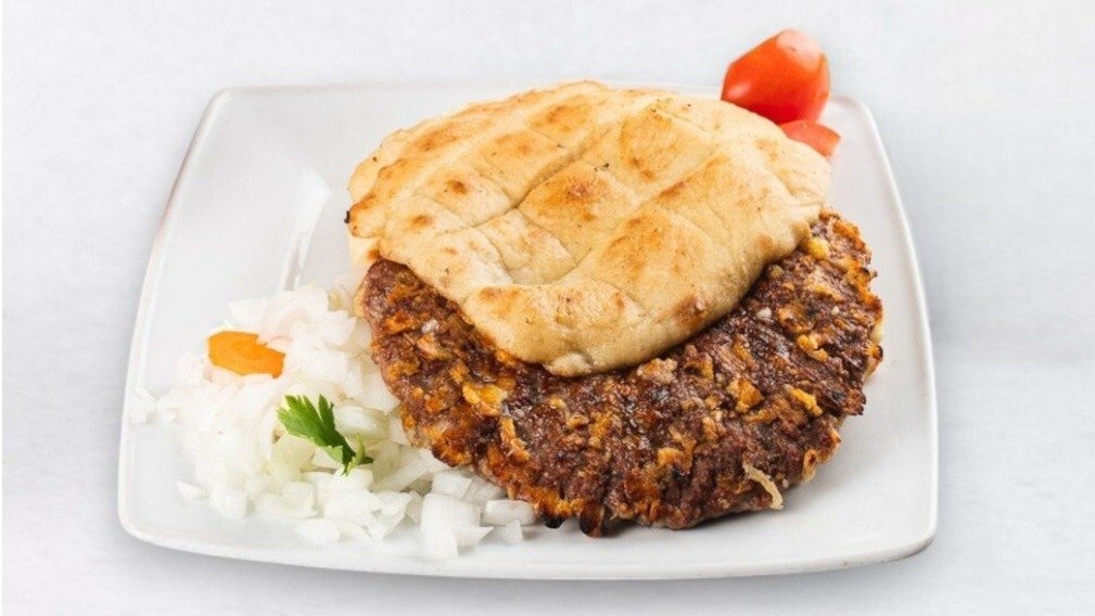 Špikana pleskavica v lepinji