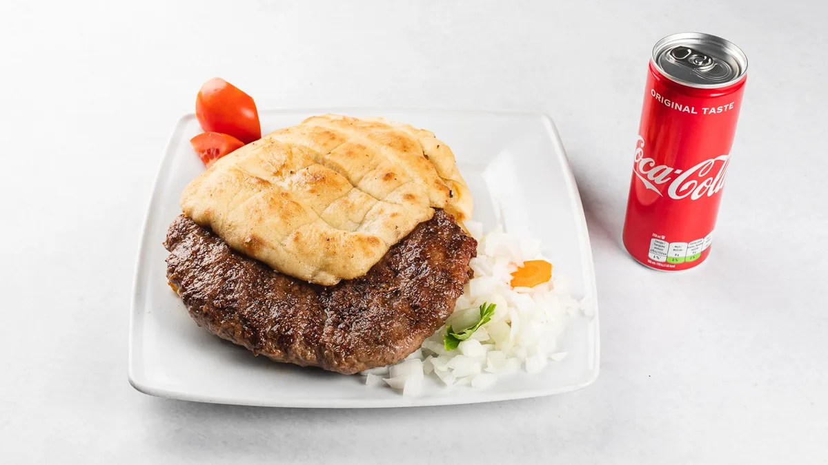 Pleskavica v lepinji (280 g) in pijača