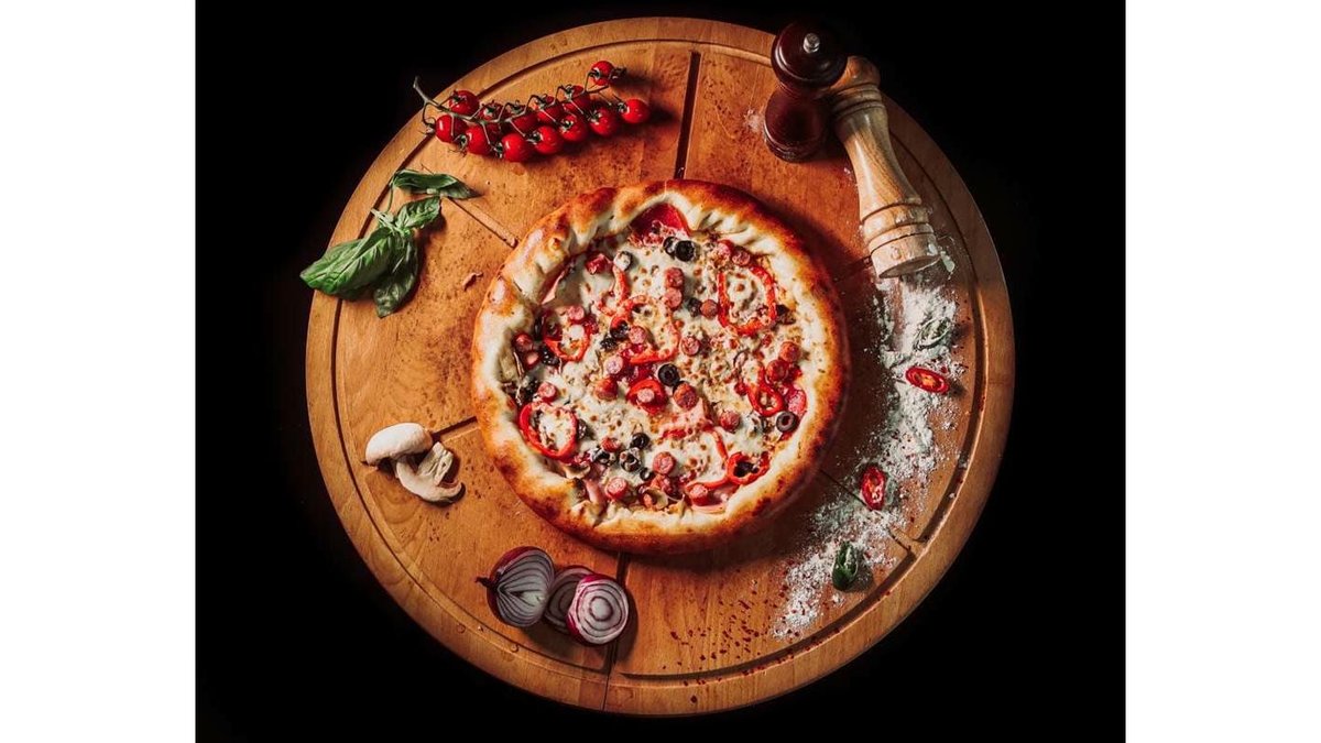 Pizza Dawi's cu carnati si margine de cascaval 50 cm