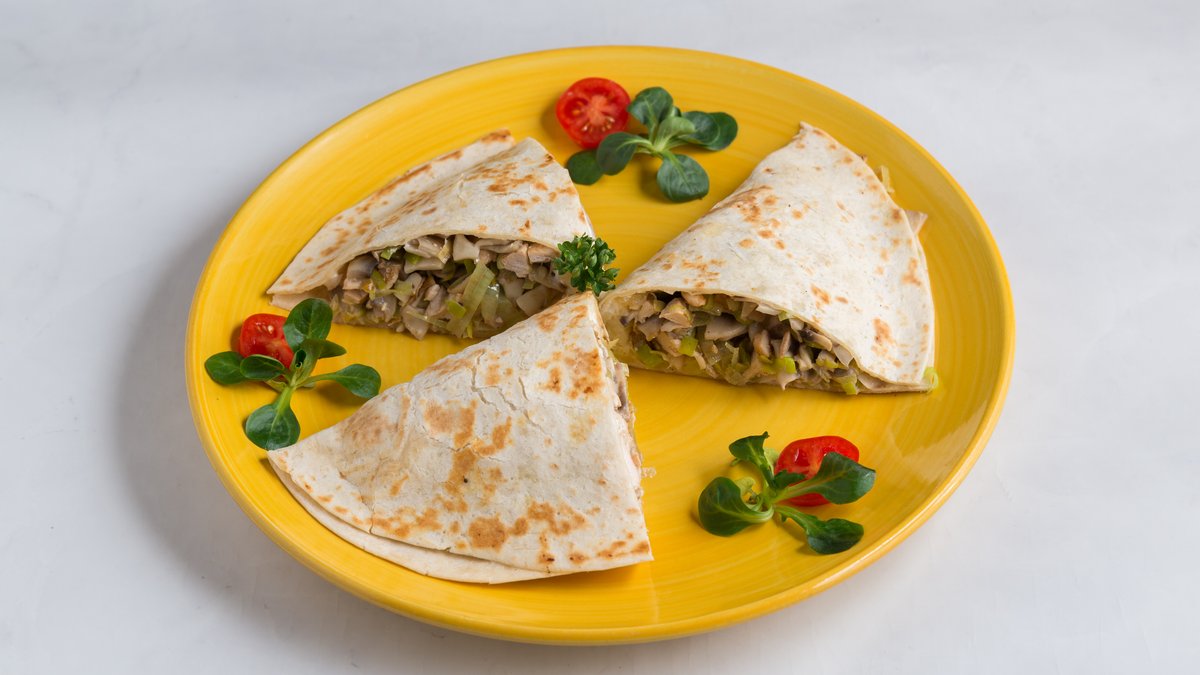 Tortilja sa dimljenim sirom i piletinom
