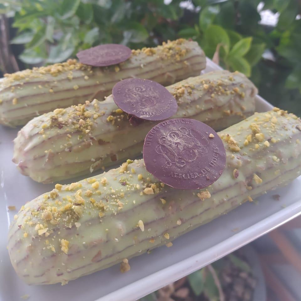 Éclair pistache e framboesa