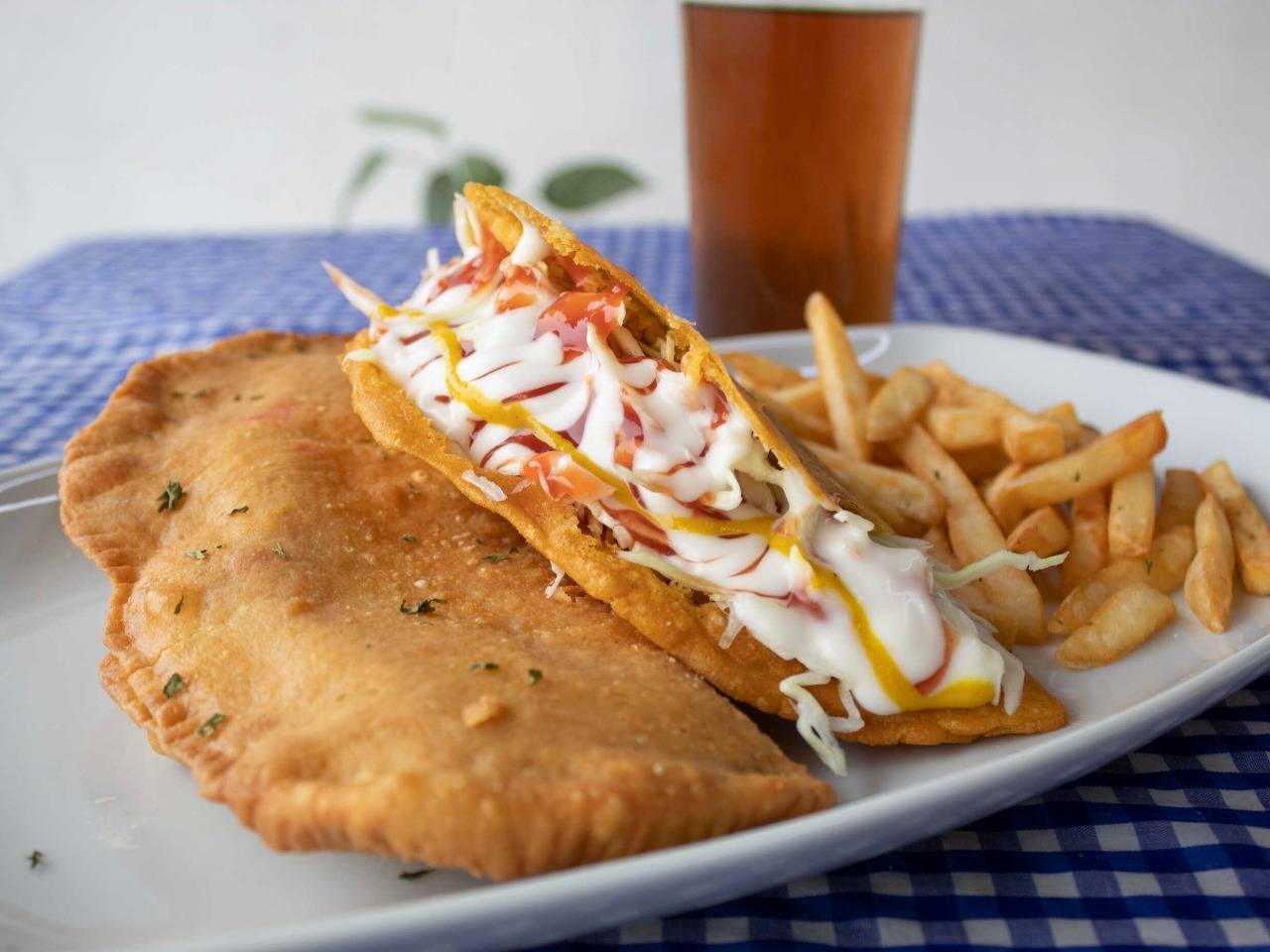 Combo 2: Calzone+empanda+papas+te Frio