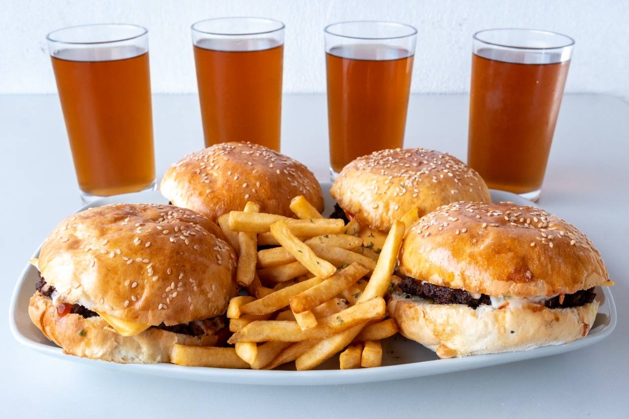 Combo 4: 4Cheeseburguer+1papa Grande+4 T