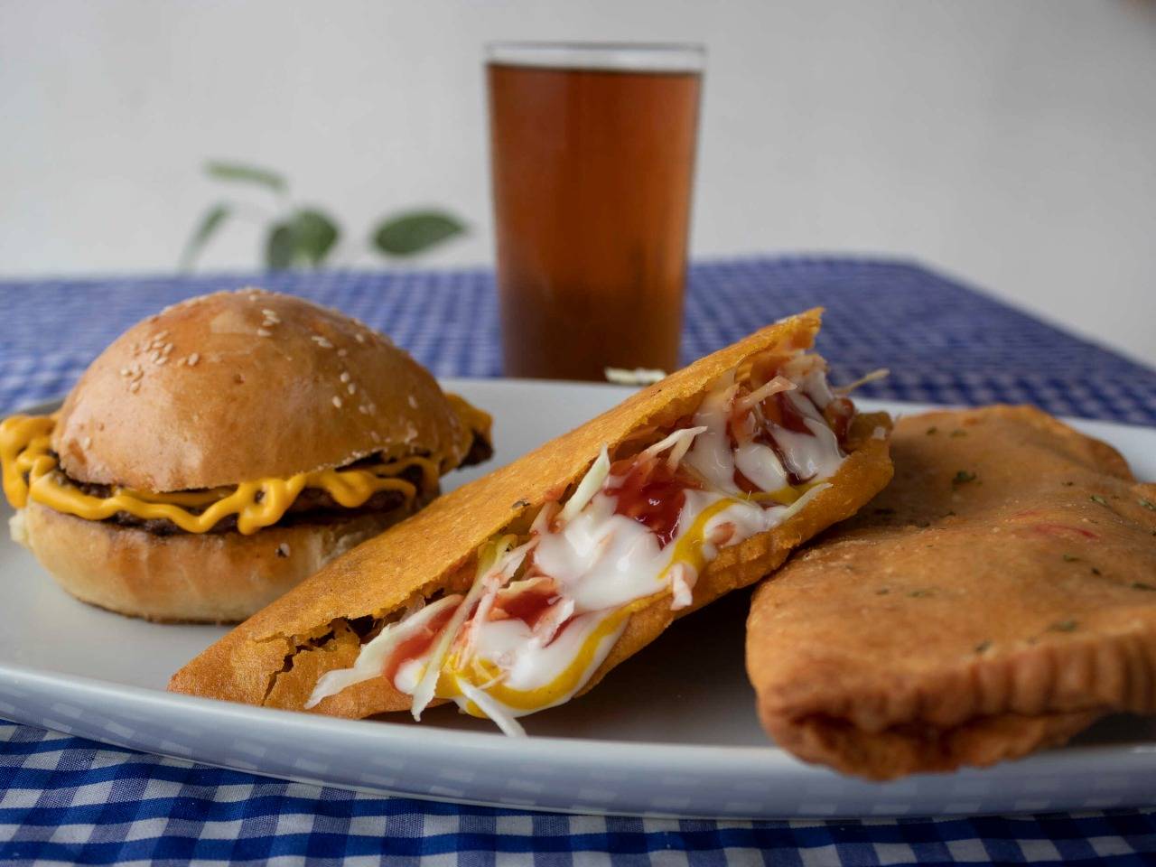 Combo1:cheeseburguer+empanada+calzone+te