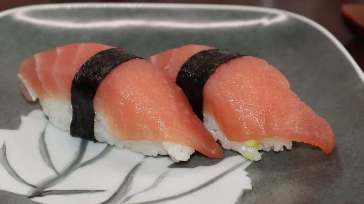 11s. Nigiri Tun (2 stk)