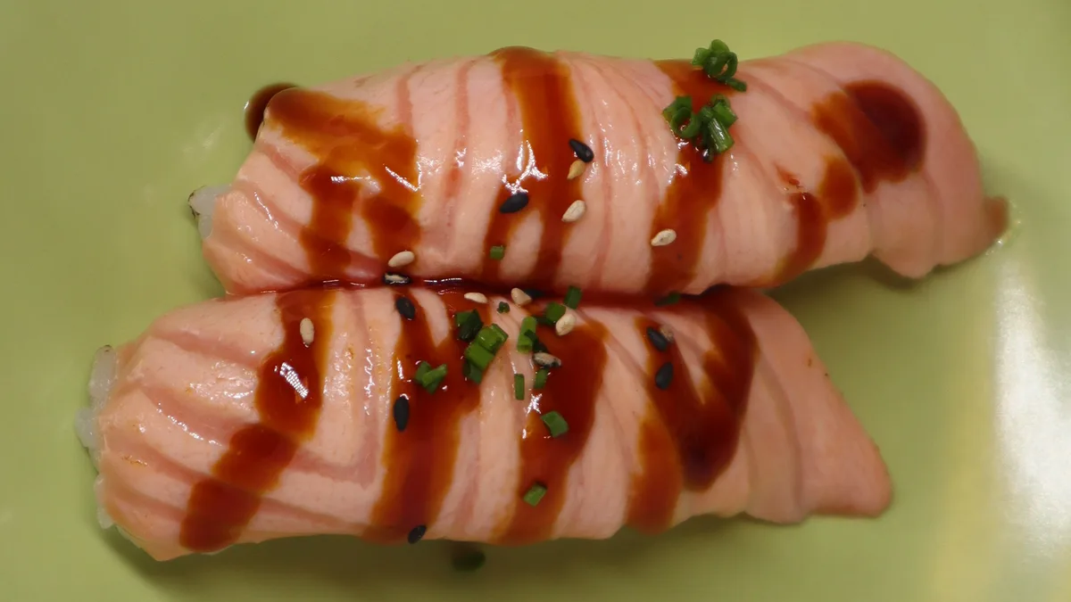 17s. Nigiri Flammegrillet Laks (2 stk)