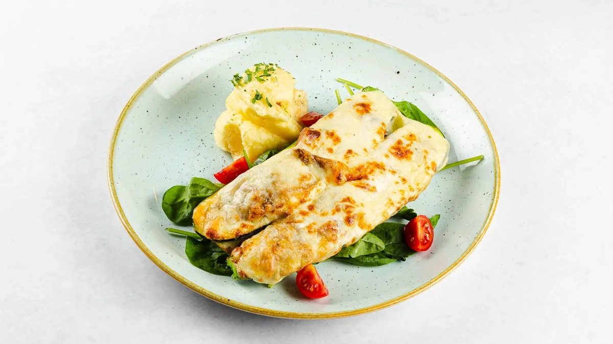 Gratinirane bučke z jurčki, mozzarello in pire krompirjem