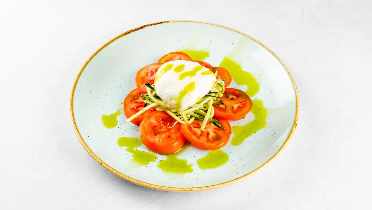 Mozzarella na bučkinih rezancih in paradižniku