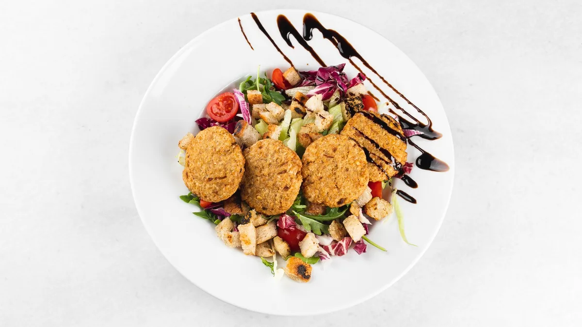 Veganski solatni krožnik s čičerikinim polpetom