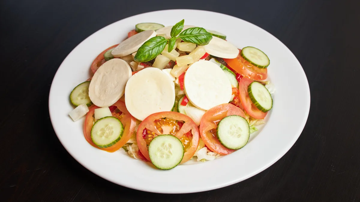 Mozzarellasalaatti
