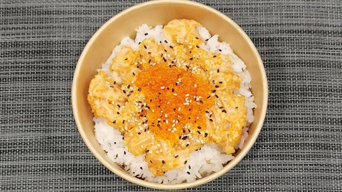 P16# spicy majonéz lazac kaviár rizs