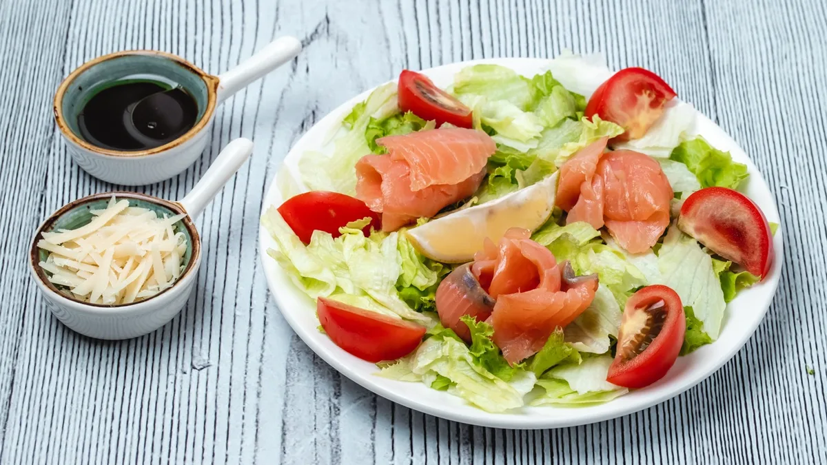 Hisə Verilmiş Qızıl Balıq Salatı