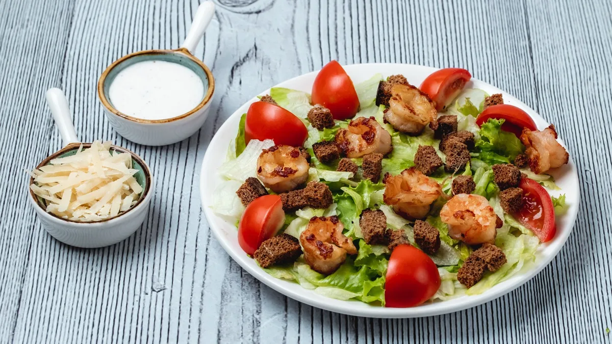 Sezar Salatı Krevet ilə