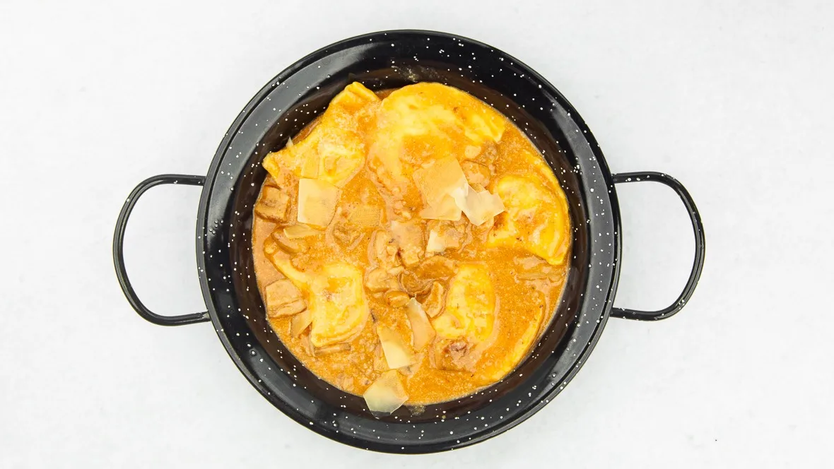 Domači ravioli polnjeni z mascarpone in ricotto v jurčkovi omaki