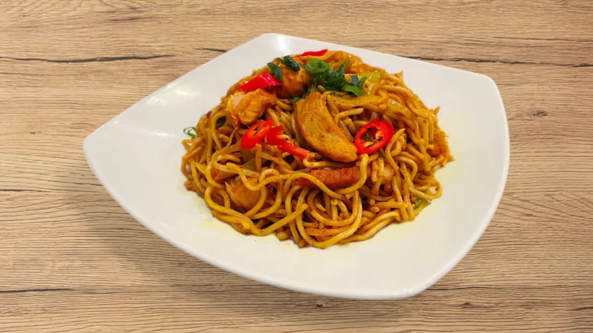 10. Gebratene Nudeln mit Hähnchen