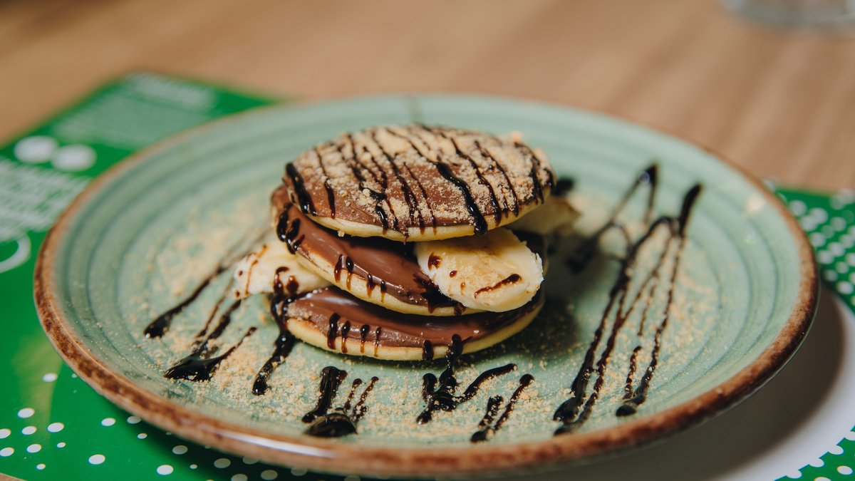 Mini američke palačinke sa nutelom, bananom i plazmom