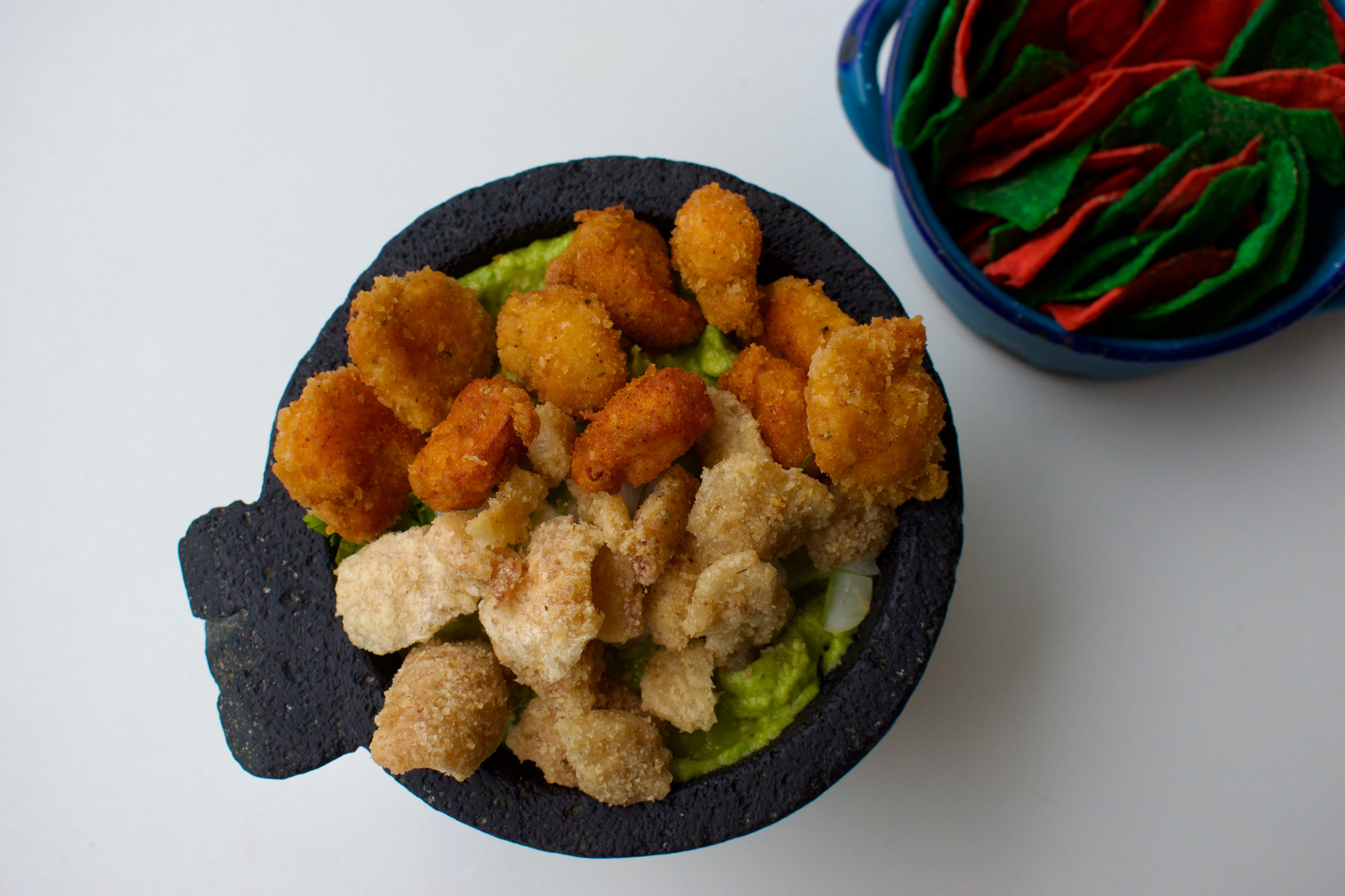 Guacamole con Camarones y Chicharrón