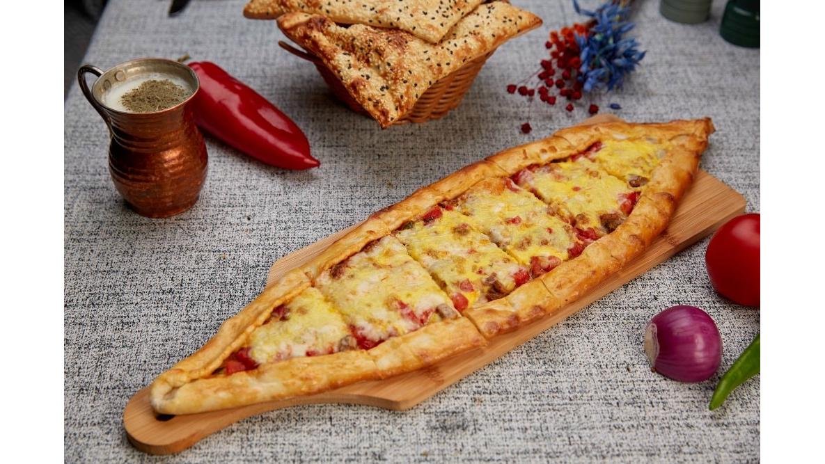 Pide cu Sucuk si Cascaval - 350 gr
