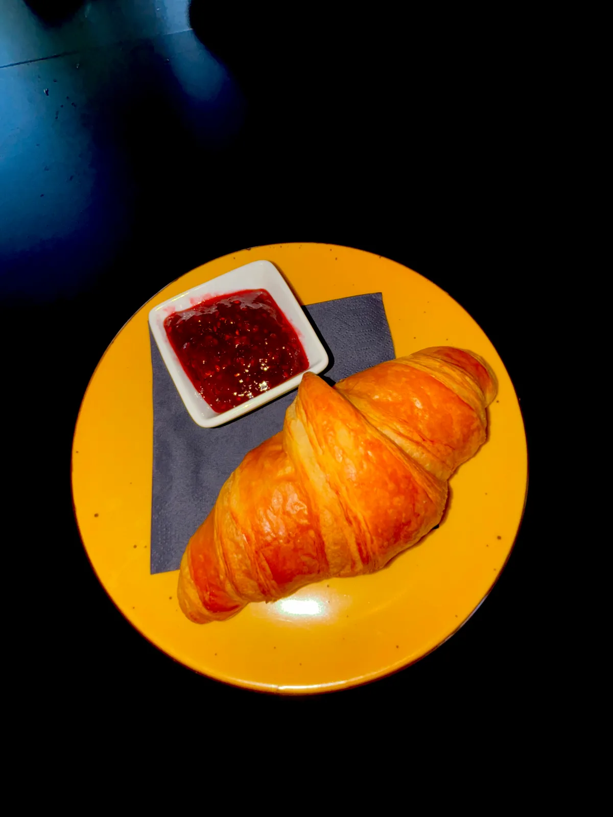 Kroasan sa džemom od maline