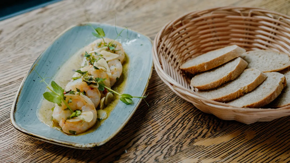 Gambas pil pil házi kovászos baguettel