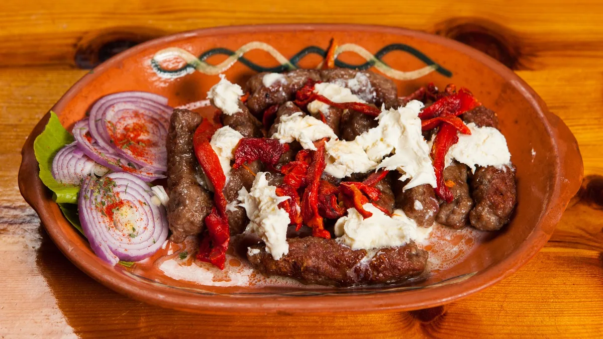 Ćevapčići dobar znak sa paprikom i kajmakom