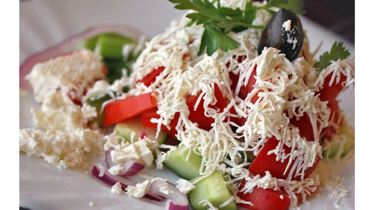 Šopska salata sa piletinom