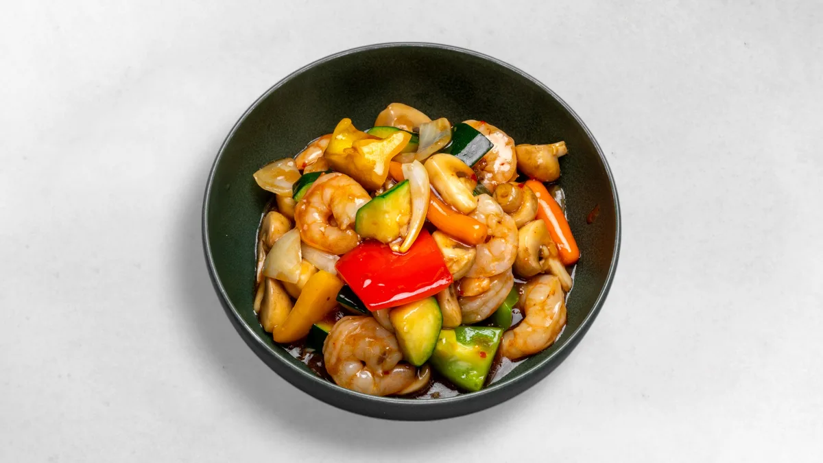 Gebratene Garnelen mit Gemüse