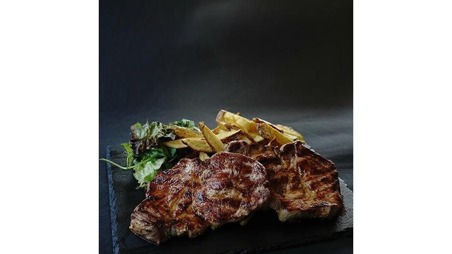 Ceafă de porc cu cartofi proaspeți prăjiți