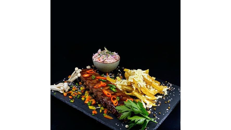 Coaste de porc cu salată coleslaw și cartofi proaspeți prăjiți