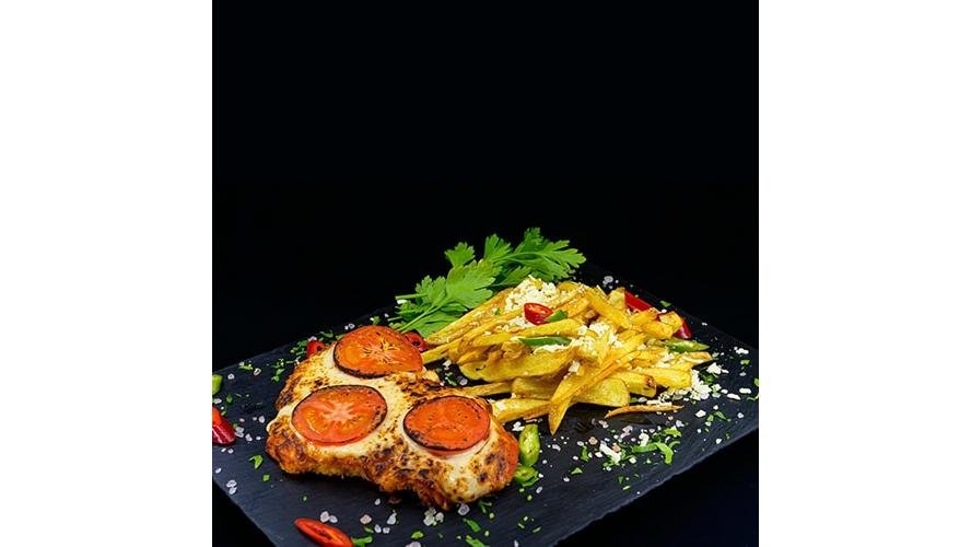 Pollo parmigiano cu cartofi proaspeți prăjiți