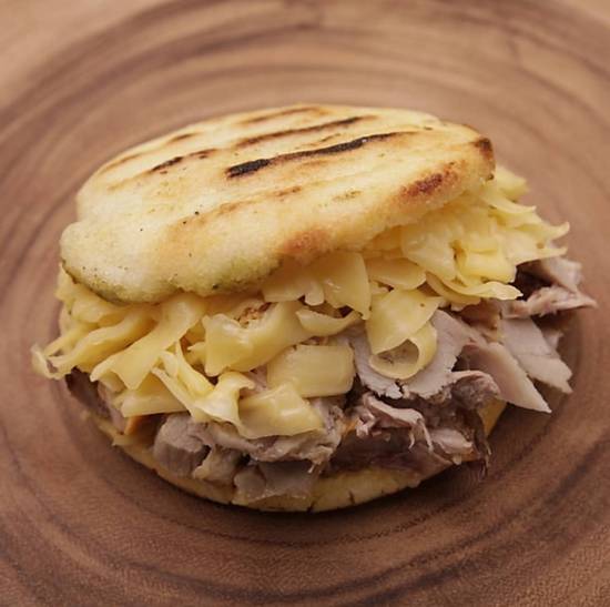 Arepa Rumbera (pernil y queso amarillo)