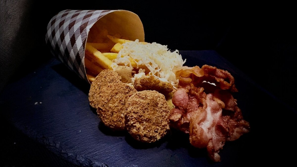Falafel box hasábbal, sajttal és baconnel